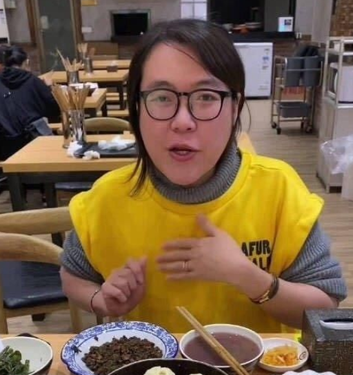 大胃王浪胃仙近照曝光一头秀发妆容精致比吃个桃桃差远了