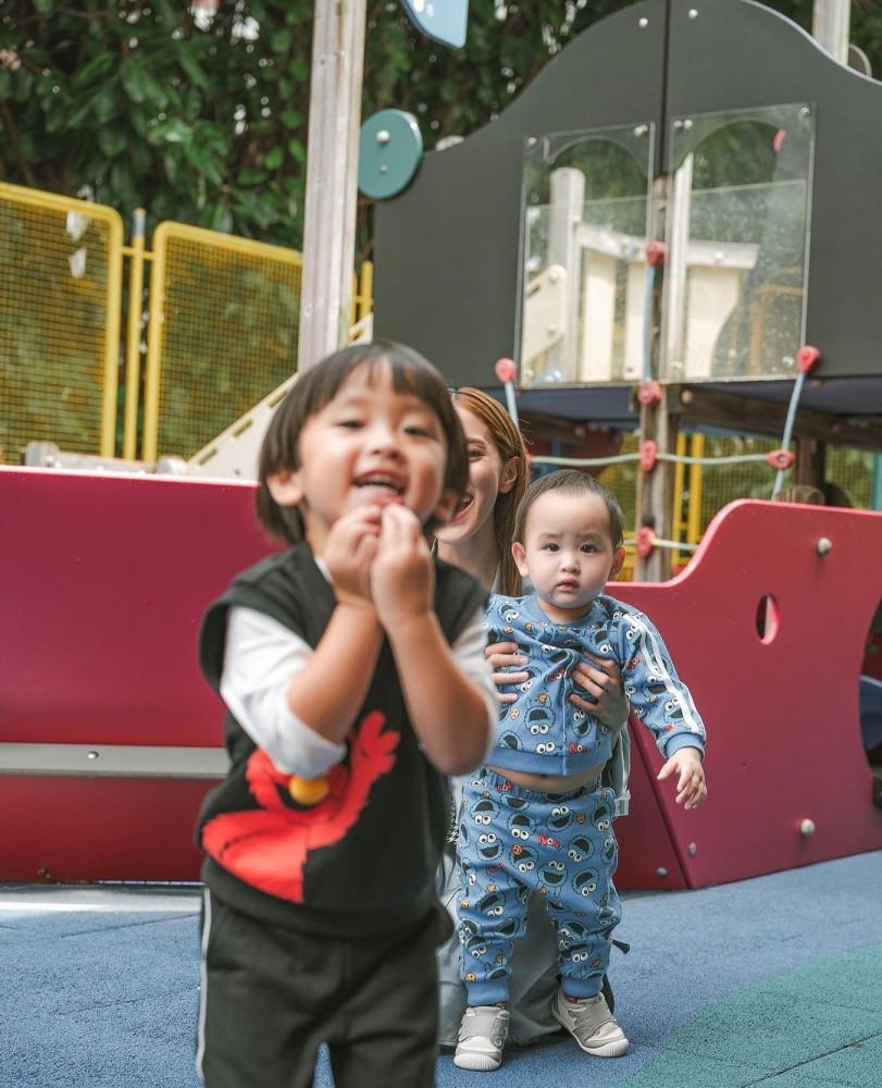 郑嘉颖港姐老婆携子拍广告，兄弟俩肤色差明显，一个活泼一个呆萌