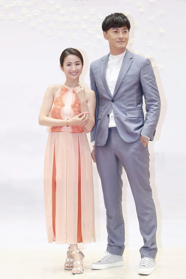 林依晨和郑元畅同框好养眼穿橘色裙仍有偶像剧颜值看着挺甜的