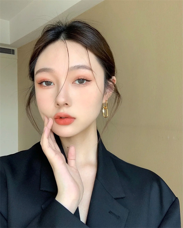 女生不管上班多忙,尽量化淡妆,教你这3个步骤,简单易学又精致