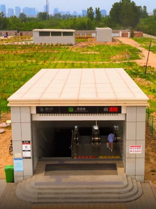 没错,这个地铁站就是石家庄地铁1号线的东庄站,也被人们称为"最寂寞的