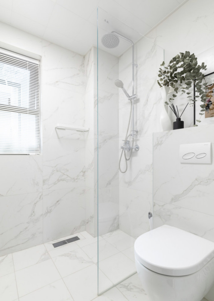 这是别人家用了鱼肚白瓷砖的卫生间,简约大气,纹理自然,颇有几分