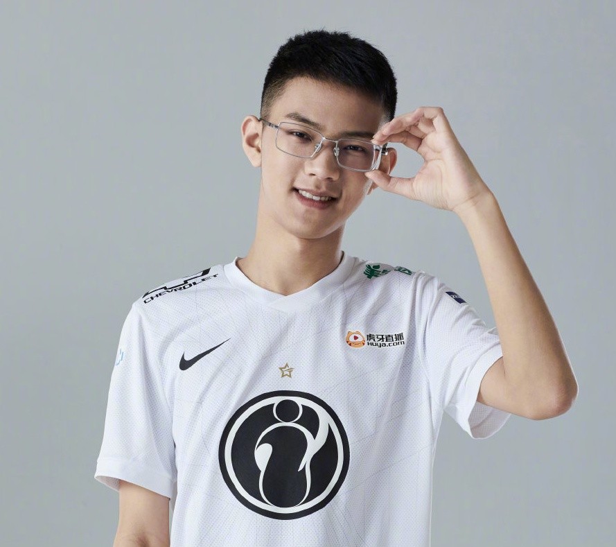 wink恋爱!"ig背锅侠被曝恋爱,女方曾是rng太太团一员,心果然是rng的!