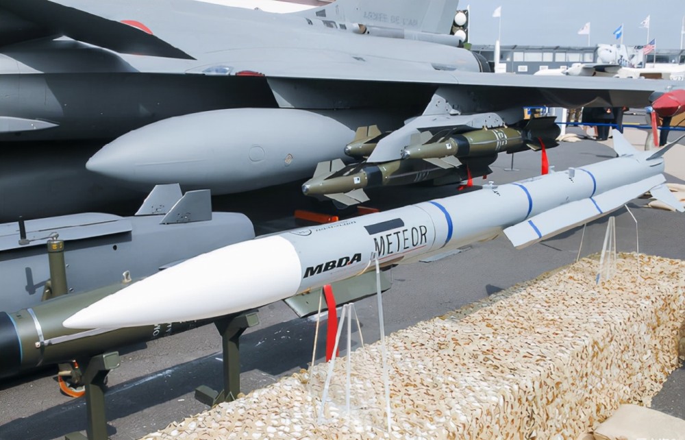 引领世界潮流中国最强远程空空导弹亮相珠海航展