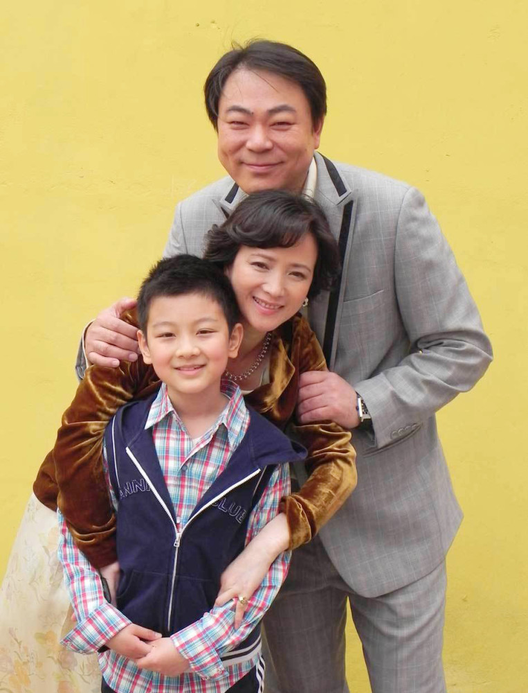 何晴父亲早逝母亲患脑出血垂危她与许亚军离婚后境况怎样