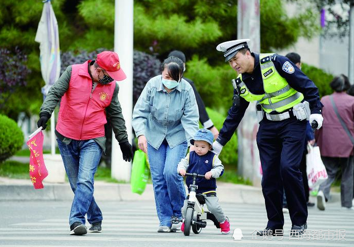 创城志愿者和交警帮助儿童安全过马路.