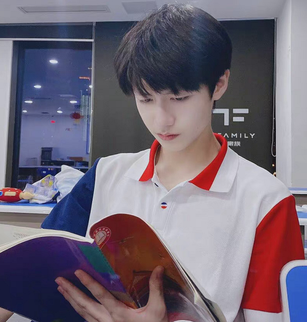 朱志鑫亮相学校运动会穿校服成操场上一道风景线生图比精修帅