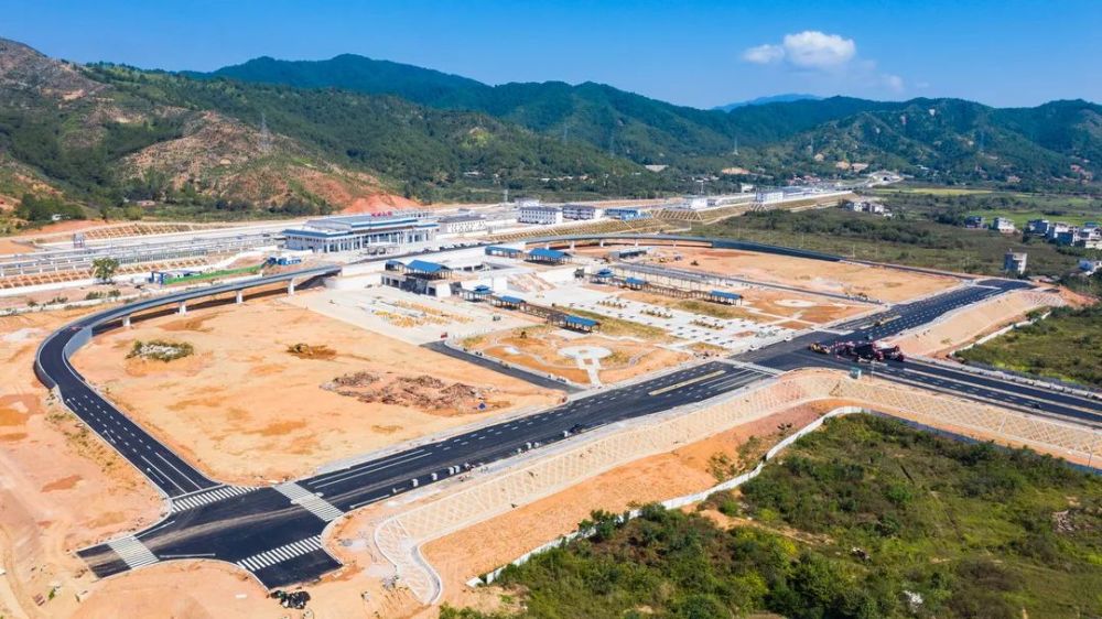 刚刚冠豸山站正式通车