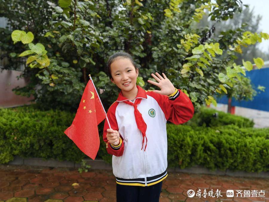 每一张照片,每一个笑脸都是对祖国最深情的告白快与国旗合影,为祖国