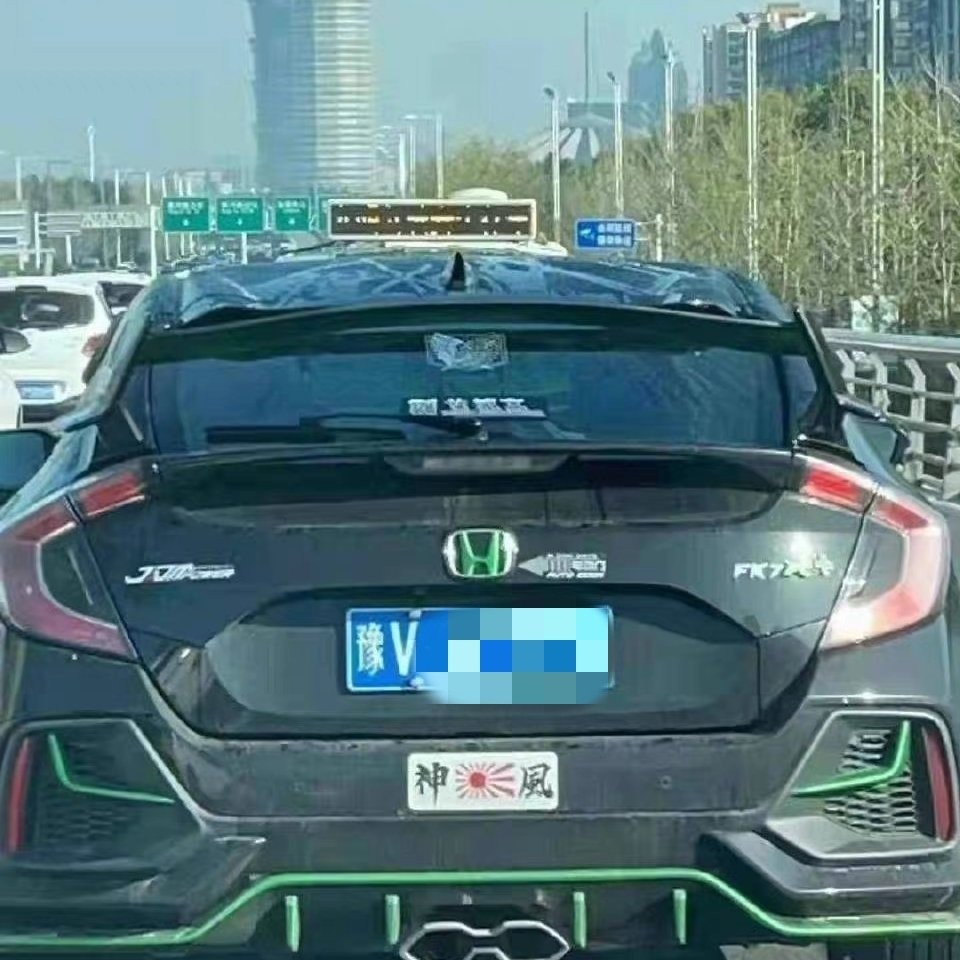 又丢人现眼 郑州一本田车顶风上路 贴旭日旗及 神风 字样 腾讯新闻