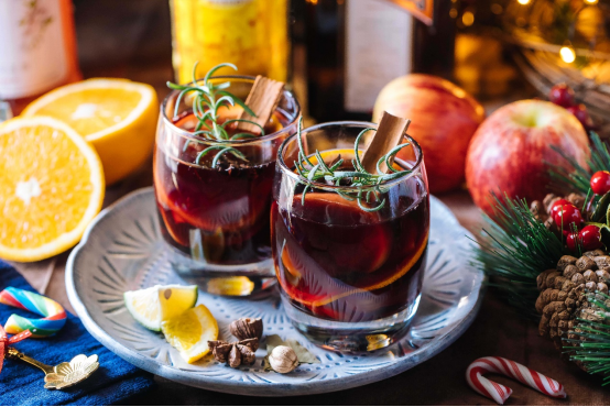 红酒和水果搭配,制作成一款美容甜酒,好吃还美味