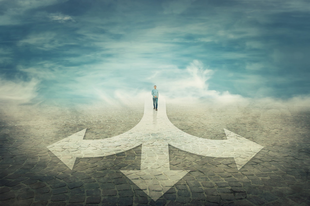 徘徊在三岔口的腰部物企们