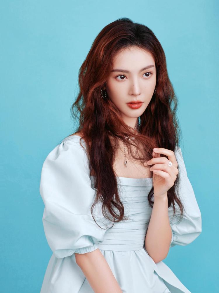 金晨太有女明星气场穿蓝色泡泡袖连衣裙红唇加持后气质真出众