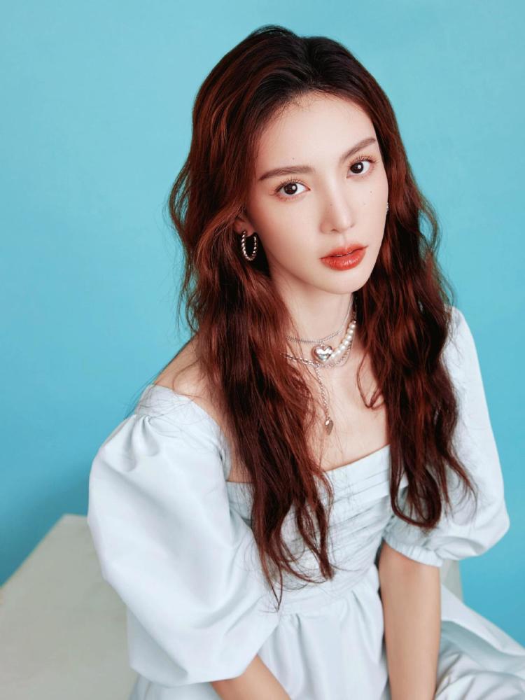 金晨太有女明星气场穿蓝色泡泡袖连衣裙红唇加持后气质真出众