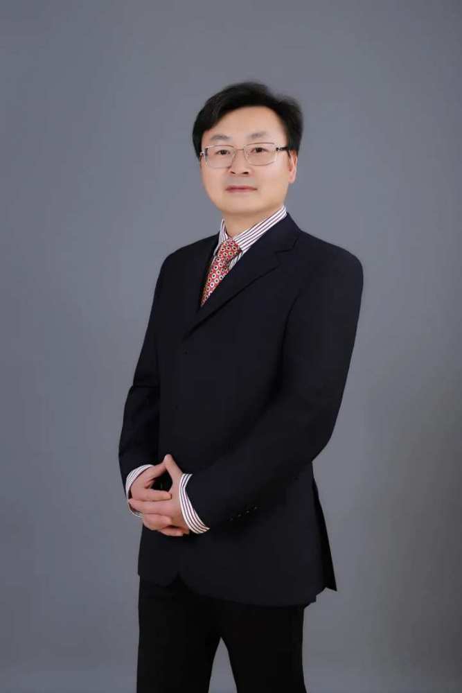 杨春林中学高级教师,中国数学奥林匹克竞赛壹级教练员,从事高中数学