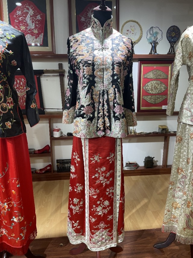 广东各地嫁衣悉数登场这套1920年代的龙凤裙褂最贵