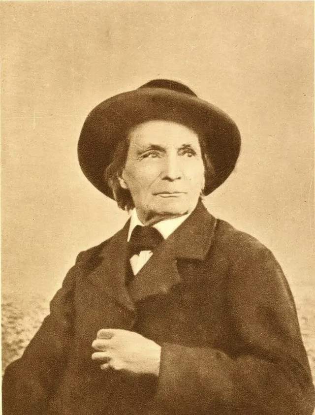 看到这两位名人的简单经历,也给我们很大启发.