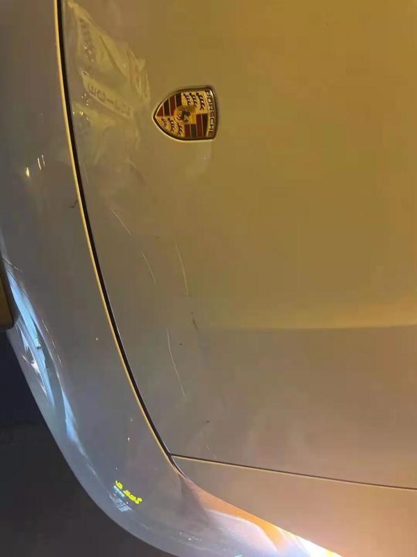 幸运的是,此次事故中无人受伤,而保时捷被刮擦的车损预计要数万元.