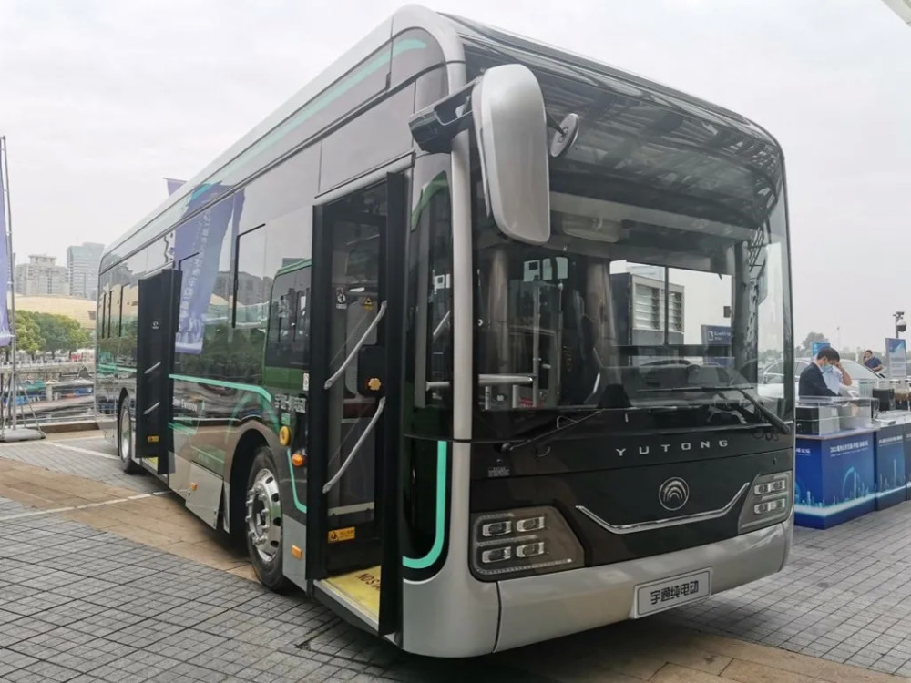 穿梭在城市街头的宇通黑金刚——宇威u10纯电动公交车