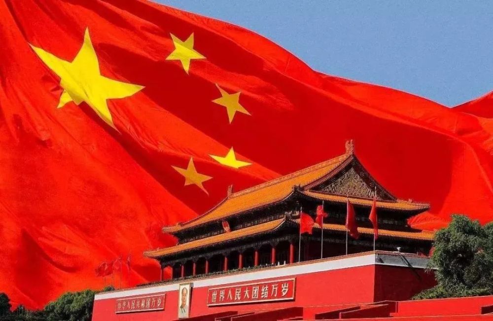 国旗飘飘花团锦簇青铜峡街头洋溢中国红