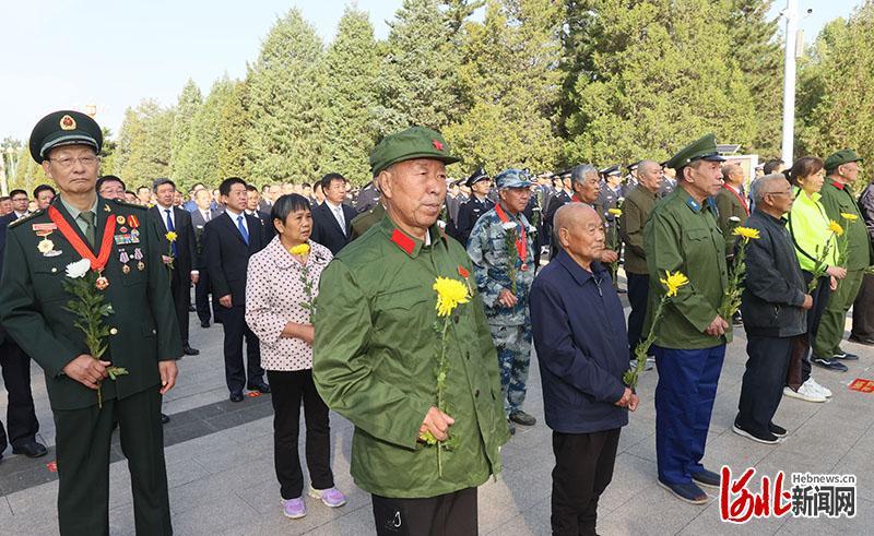 张家口举行烈士纪念日向革命烈士敬献花篮仪式