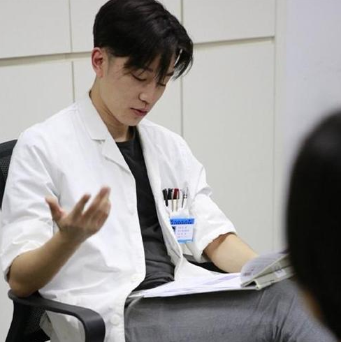 在我国有一位高颜值的医生,他的名字叫徐烨.