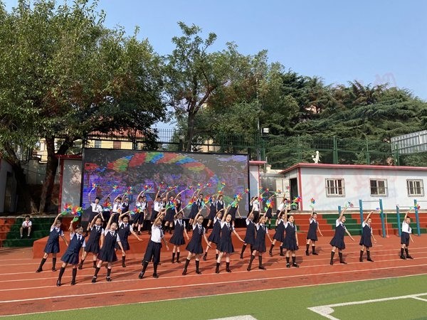 童心向党礼赞祖国青岛太平路小学举行向国旗敬礼庆祝国庆节暨学校艺术