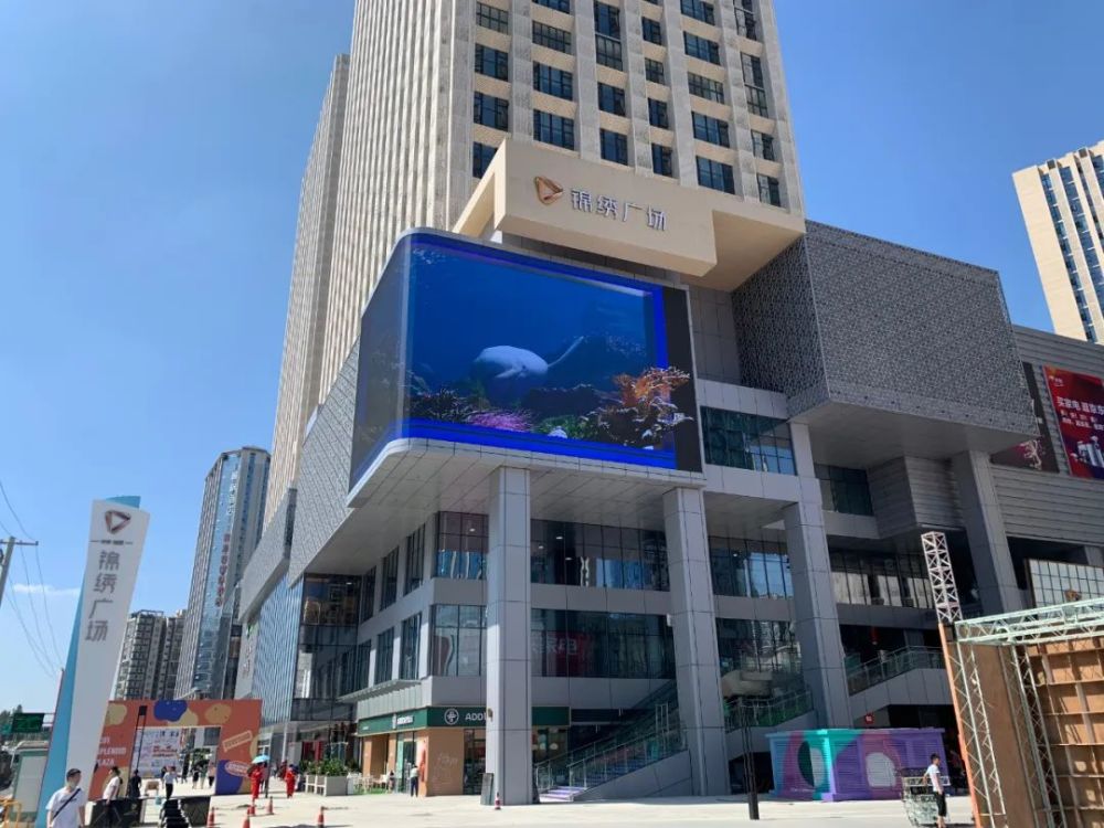 春熙路有的洋气户外互动屏,这哈华宇旭辉锦绣广场也有了.占地4.