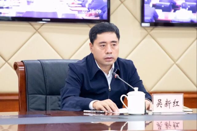 公开资料显示吴新红历任沈阳局总经理,党委副书记,成都铁路局党委副