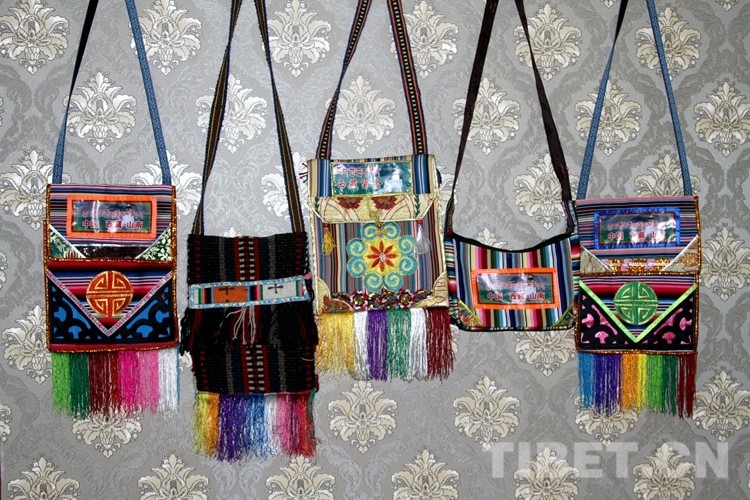 图为"泽贴尔"编织的藏式包包 (中国西藏网 记者/巫姗燕)