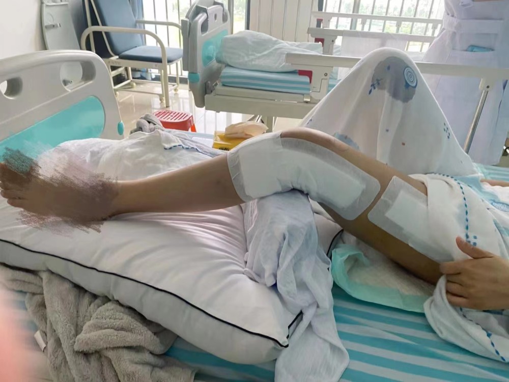 女子回应被瑜伽私教压断大腿教练用的力很大同一动作此前做过很多次均