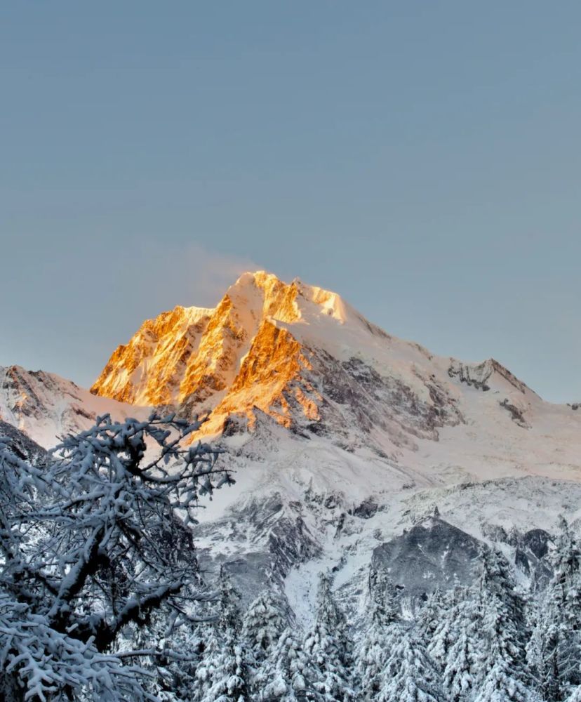 海拔6410米,海螺沟的奇观之一"日照金山"