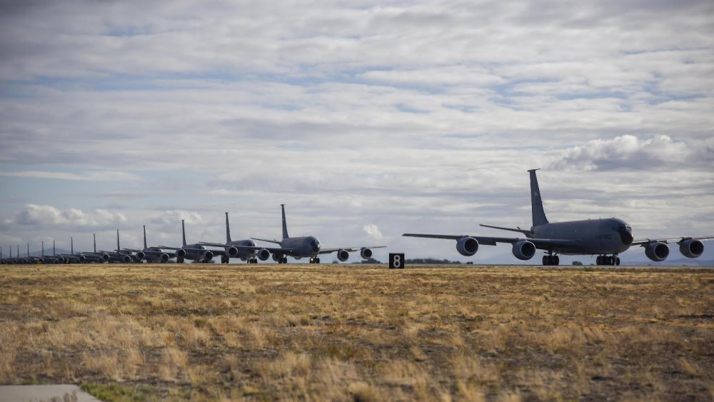 美军20架KC-135加油机进行密集起飞演练，还不忘狠狠自夸一番商务部交流中心