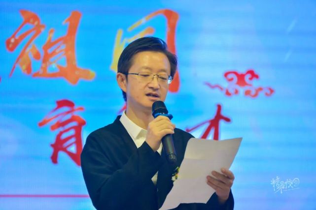 呈贡一中)执行校长李文娟宣布开幕全场师生唱响《我和我的祖国》讴歌