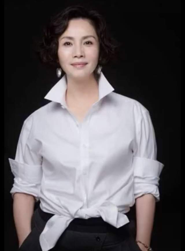 央视主持徐俐退休后转行60岁仍颜值出众网友劝其不要直播带货