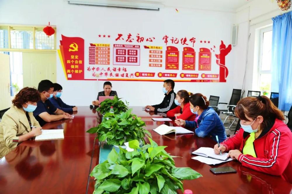 新疆市人口_新疆的喀什市和伊宁市培育成百万人口大城市研究分析