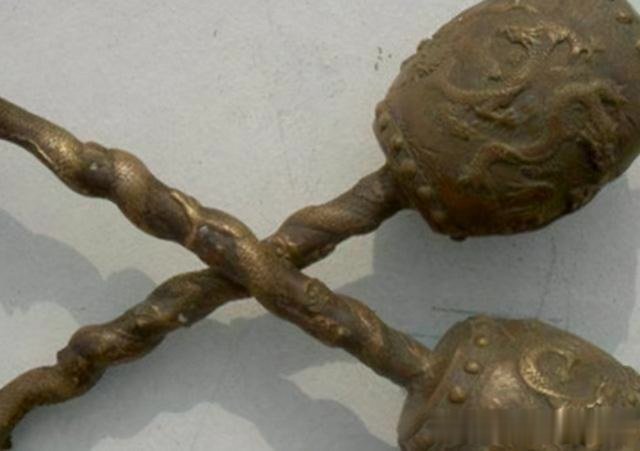 男子拿李元霸双锤去鉴宝,引得观众大笑,专家鉴定后都不笑了_腾讯新闻