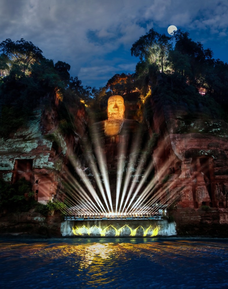 一座嘉州城汇聚山水佛,以山,水,岛为代表的自然景观得天独厚,以儒释道