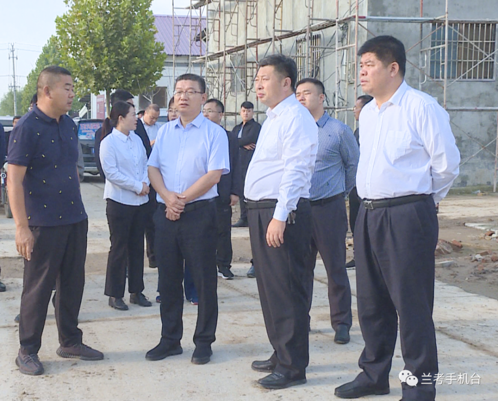 9月30日清晨,县委副书记,县长丁向东带队到惠安街道,三义寨乡调研美丽