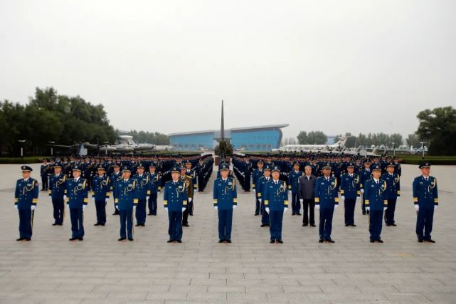 以及官兵代表来到空军航空博物馆和其他空军党委常委空军司令员常丁求