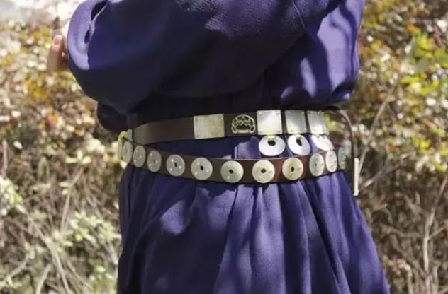 大家在古代电视剧中还经常看到佩戴在男子的腰部饰物,所以又称为腰带