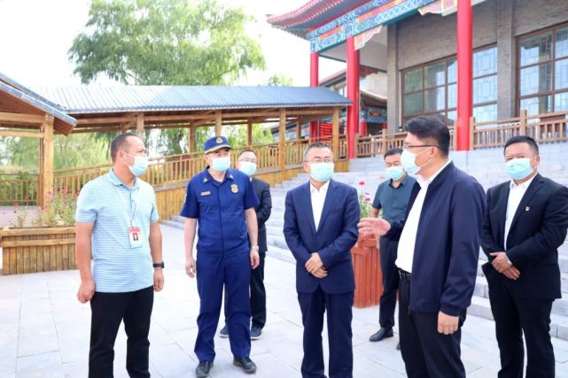 走进宁夏福宁木业有限公司生产车间,张自力仔细检查消防安全管理工作.