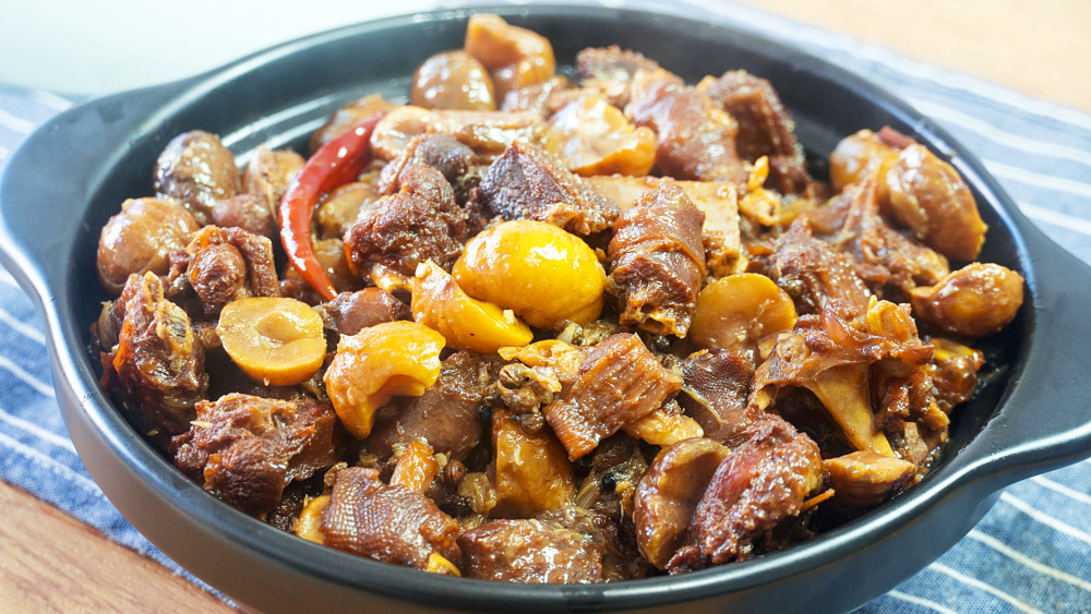 这个鹅肉的肉质非常的细腻醇厚,口感咸香,在北方做法的基础上部分做了