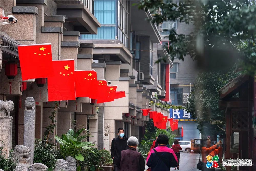 喜迎国庆祝福祖国新城区街头洋溢最美中国红