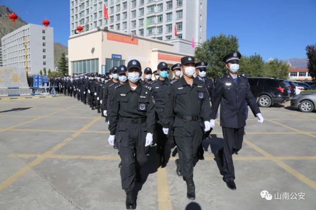 山南市公安局举行烈士纪念日活动向烈士敬献鲜花仪式