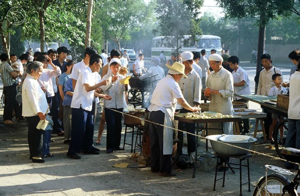 穀雨影像青磚衚衕二八車一組老照片穿越到40年前的北京城