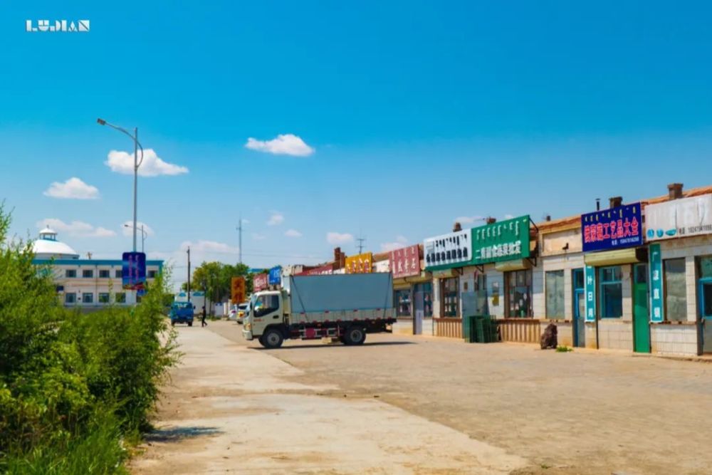 真实的朱日和镇破败而且陈旧低调扮演着补给站的角色