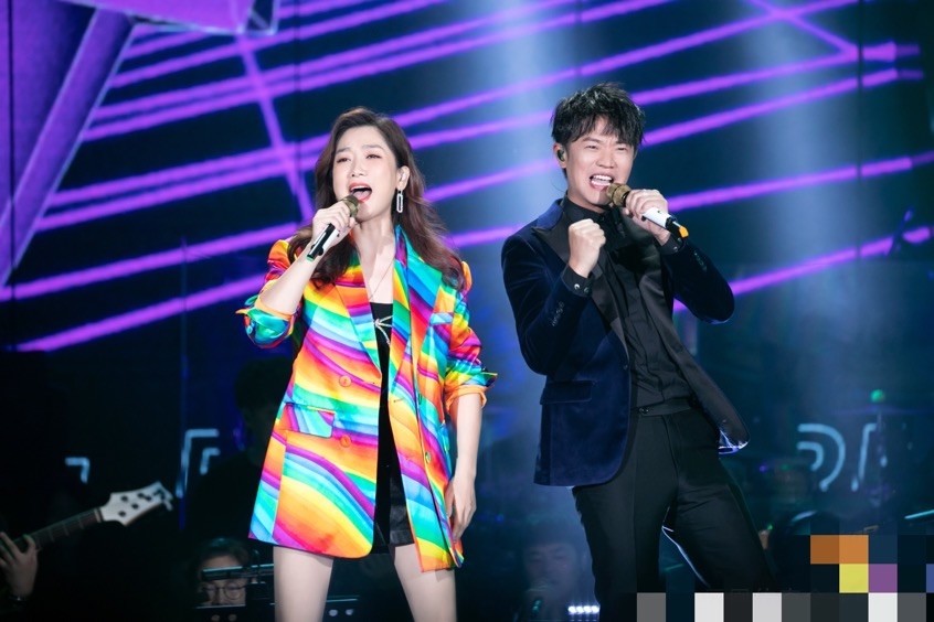 凤凰传奇在小地方商演舞台小设备又破旧但人气火爆不掉价