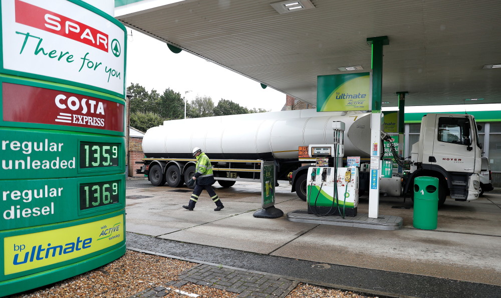 新华社/路透9月30日,一辆油罐车驶离英国赫舍姆一处加油站.