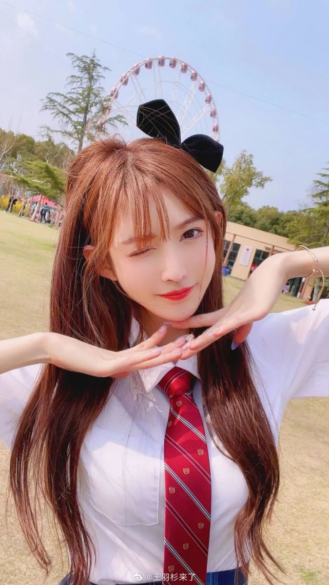 她被誉为斗鱼最美女主播与男友分手踏入直播圈现成无数水友梦中女神